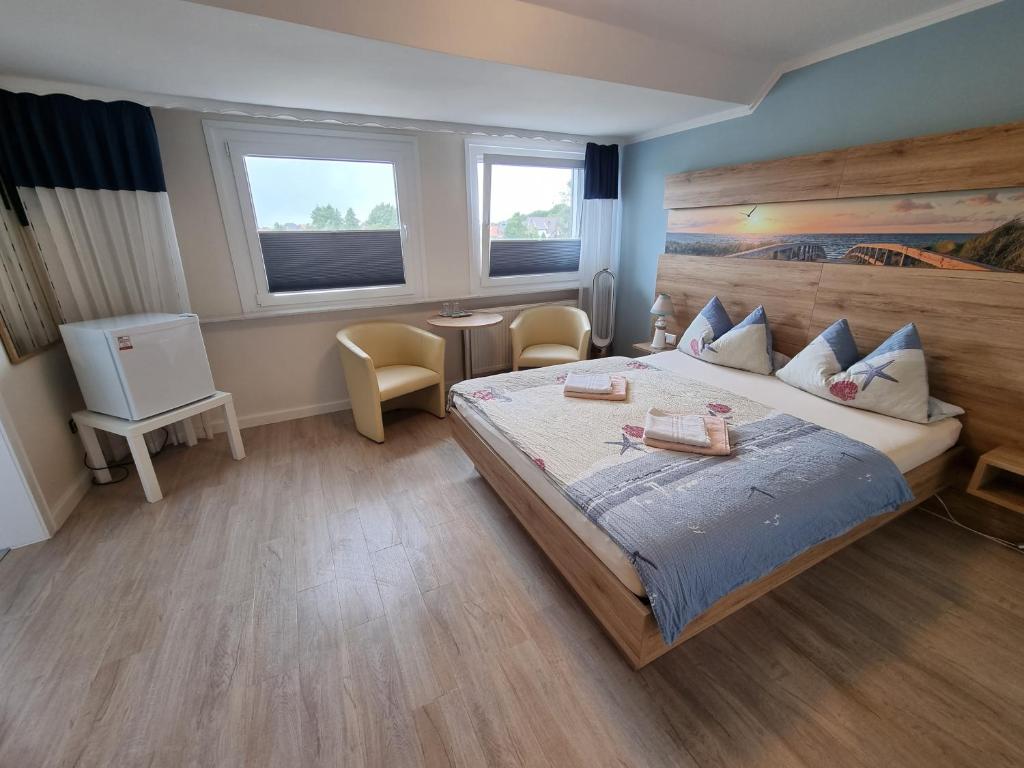 Postel nebo postele na pokoji v ubytování Hotel Norden Norddeich
