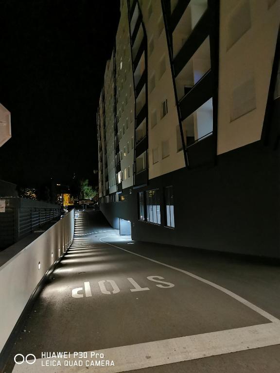 Fotografie z fotogalerie ubytování CITY CENTER PEARL #new#free reserved parking in garage elevator direct access#business and pleasure#city view&balcony&sunny&cafes&markets&tram#city center#working room#2 toliets#2 bedrooms v Záhřebu