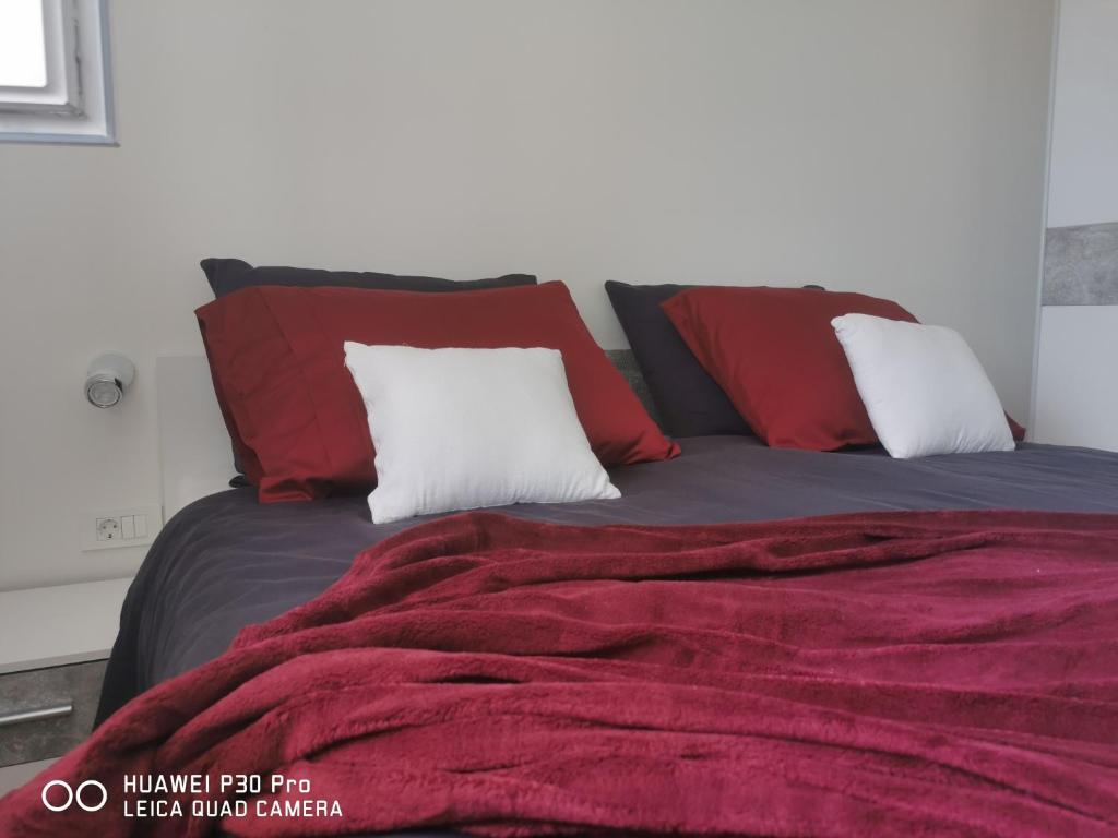 Postel nebo postele na pokoji v ubytování CITY CENTER PEARL #new#free reserved parking in garage elevator direct access#business and pleasure#city view&balcony&sunny&cafes&markets&tram#city center#working room#2 toliets#2 bedrooms