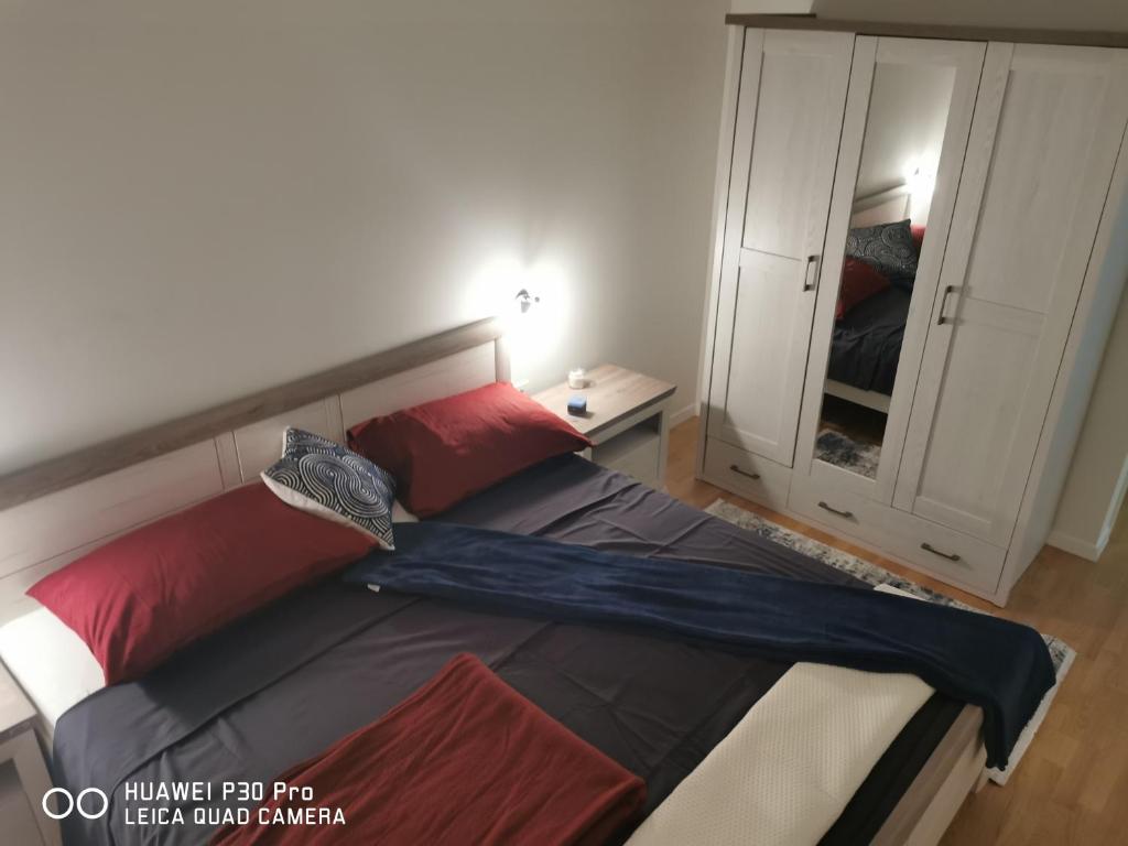Postel nebo postele na pokoji v ubytování CITY CENTER PEARL #new#free reserved parking in garage elevator direct access#business and pleasure#city view&balcony&sunny&cafes&markets&tram#city center#working room#2 toliets#2 bedrooms