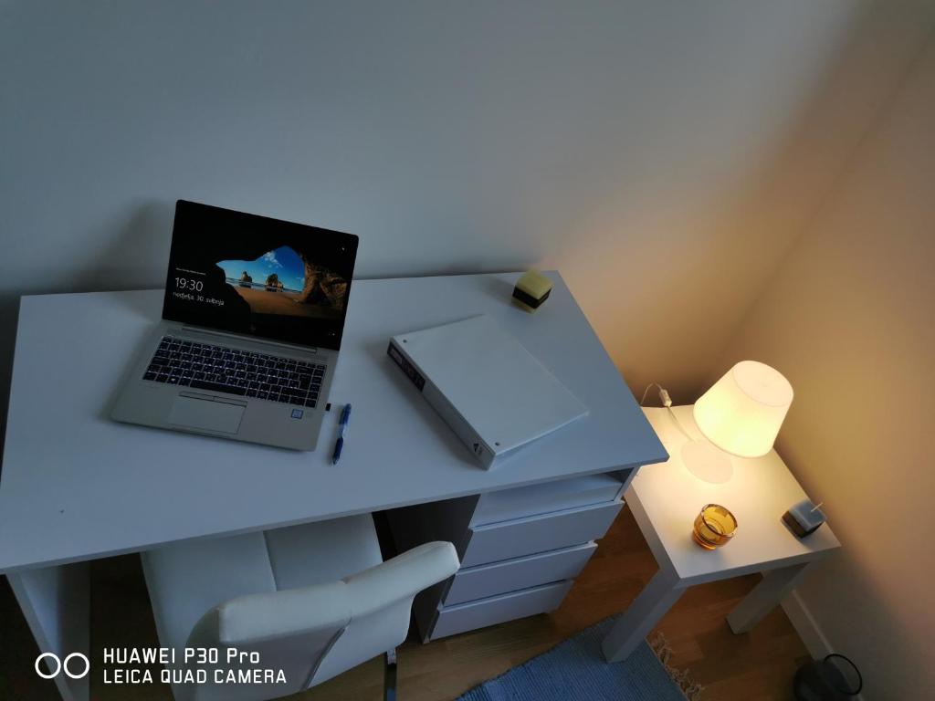 TV a/nebo společenská místnost v ubytování CITY CENTER PEARL #new#free reserved parking in garage elevator direct access#business and pleasure#city view&balcony&sunny&cafes&markets&tram#city center#working room#2 toliets#2 bedrooms