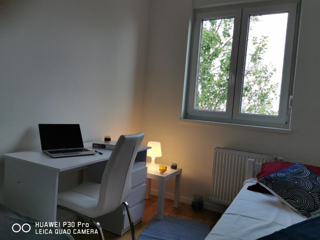 Postel nebo postele na pokoji v ubytování CITY CENTER PEARL #new#free reserved parking in garage elevator direct access#business and pleasure#city view&balcony&sunny&cafes&markets&tram#city center#working room#2 toliets#2 bedrooms