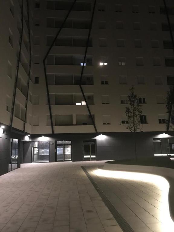 Fotografie z fotogalerie ubytování CITY CENTER PEARL #new#free reserved parking in garage elevator direct access#business and pleasure#city view&balcony&sunny&cafes&markets&tram#city center#working room#2 toliets#2 bedrooms v Záhřebu
