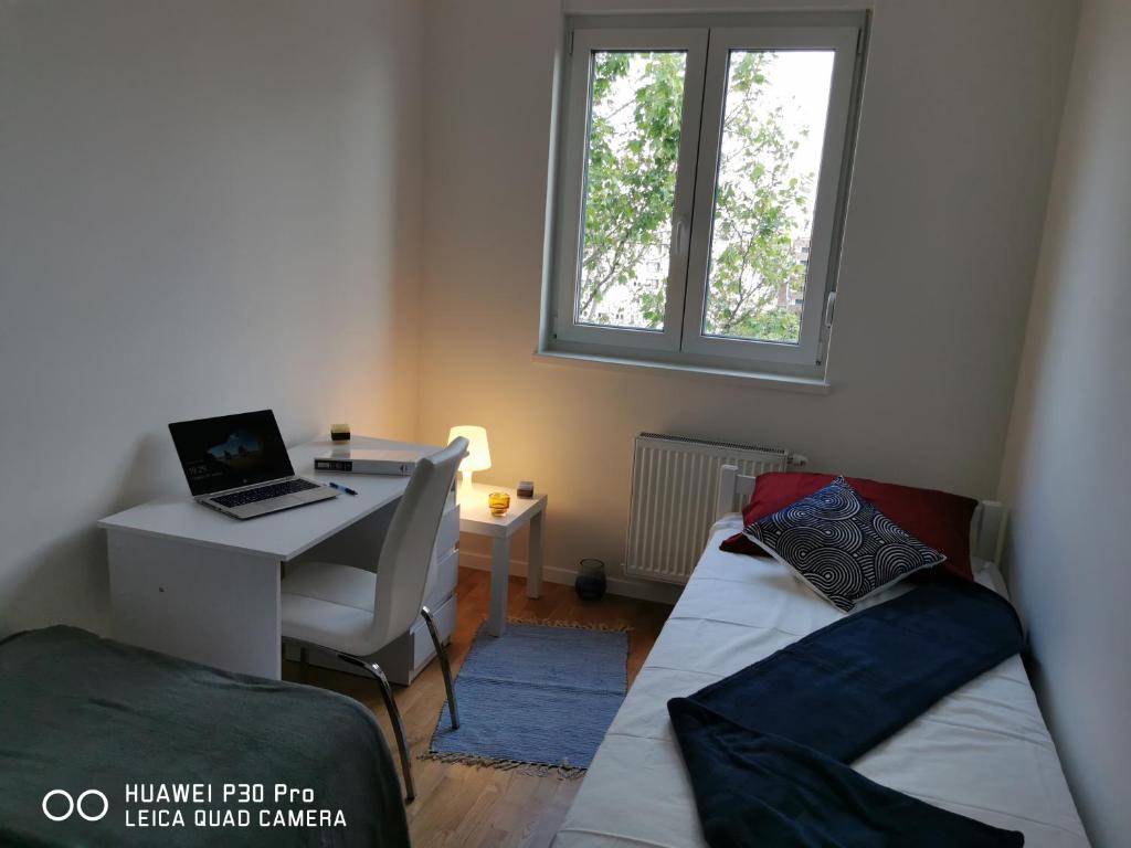 Postel nebo postele na pokoji v ubytování CITY CENTER PEARL #new#free reserved parking in garage elevator direct access#business and pleasure#city view&balcony&sunny&cafes&markets&tram#city center#working room#2 toliets#2 bedrooms