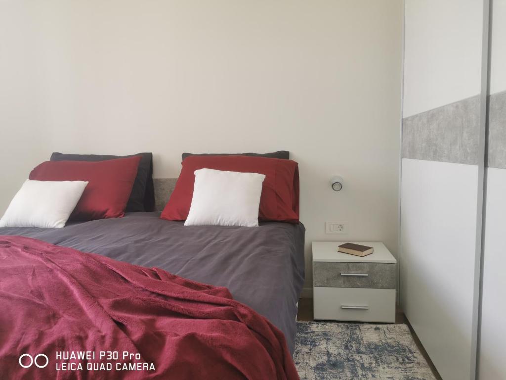 Postel nebo postele na pokoji v ubytování CITY CENTER PEARL #new#free reserved parking in garage elevator direct access#business and pleasure#city view&balcony&sunny&cafes&markets&tram#city center#working room#2 toliets#2 bedrooms