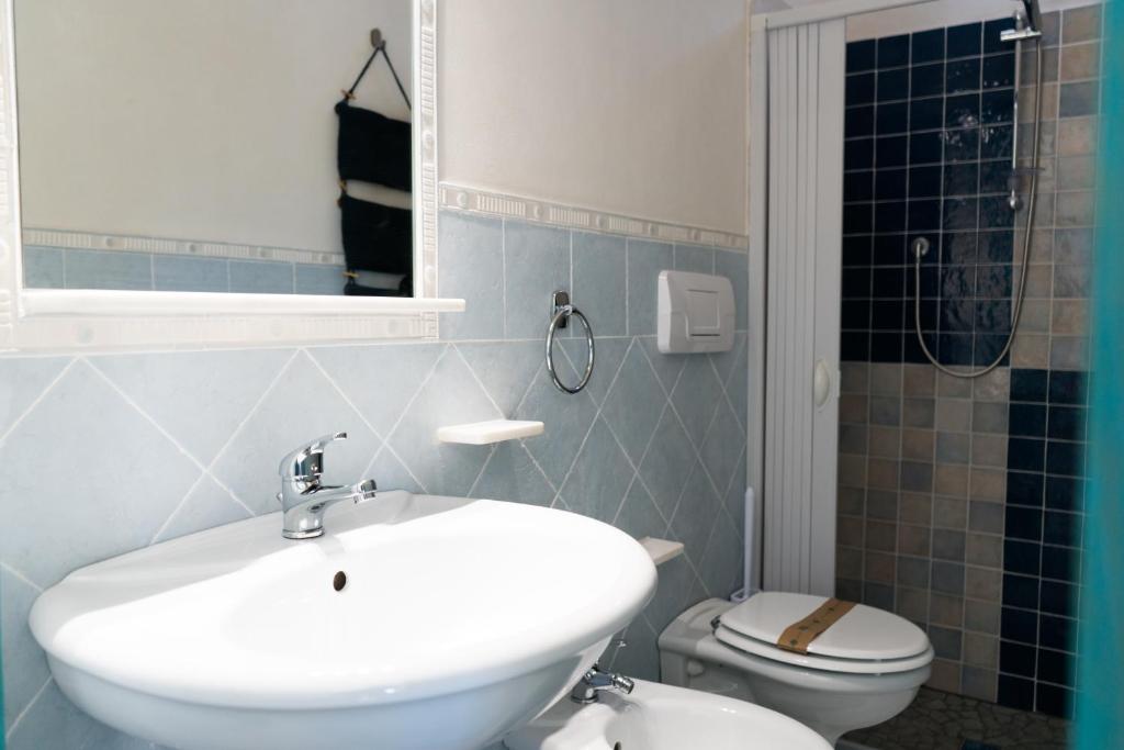 Koupelna v ubytování Albarìa Favignana Apartments