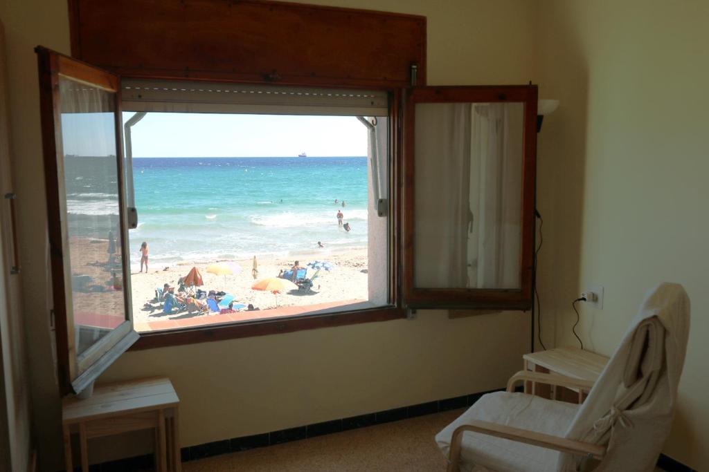 Habitación con ventana y vistas a la playa. en El Faro Apartaments Platja Llarga-Les Salines-TGN, en Tarragona