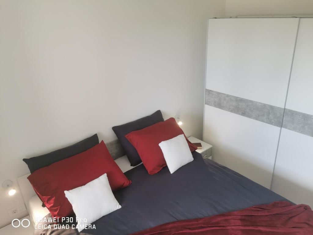 Postel nebo postele na pokoji v ubytování CITY CENTER PEARL #new#free reserved parking in garage elevator direct access#business and pleasure#city view&balcony&sunny&cafes&markets&tram#city center#working room#2 toliets#2 bedrooms