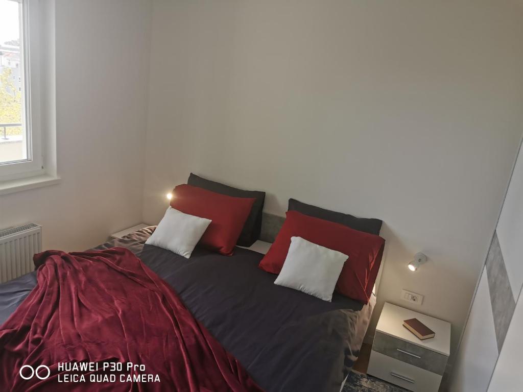 Postel nebo postele na pokoji v ubytování CITY CENTER PEARL #new#free reserved parking in garage elevator direct access#business and pleasure#city view&balcony&sunny&cafes&markets&tram#city center#working room#2 toliets#2 bedrooms
