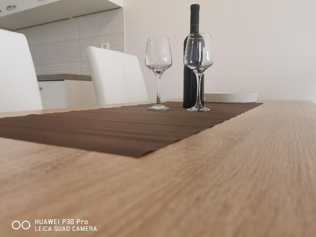 Nápoje v ubytování CITY CENTER PEARL #new#free reserved parking in garage elevator direct access#business and pleasure#city view&balcony&sunny&cafes&markets&tram#city center#working room#2 toliets#2 bedrooms