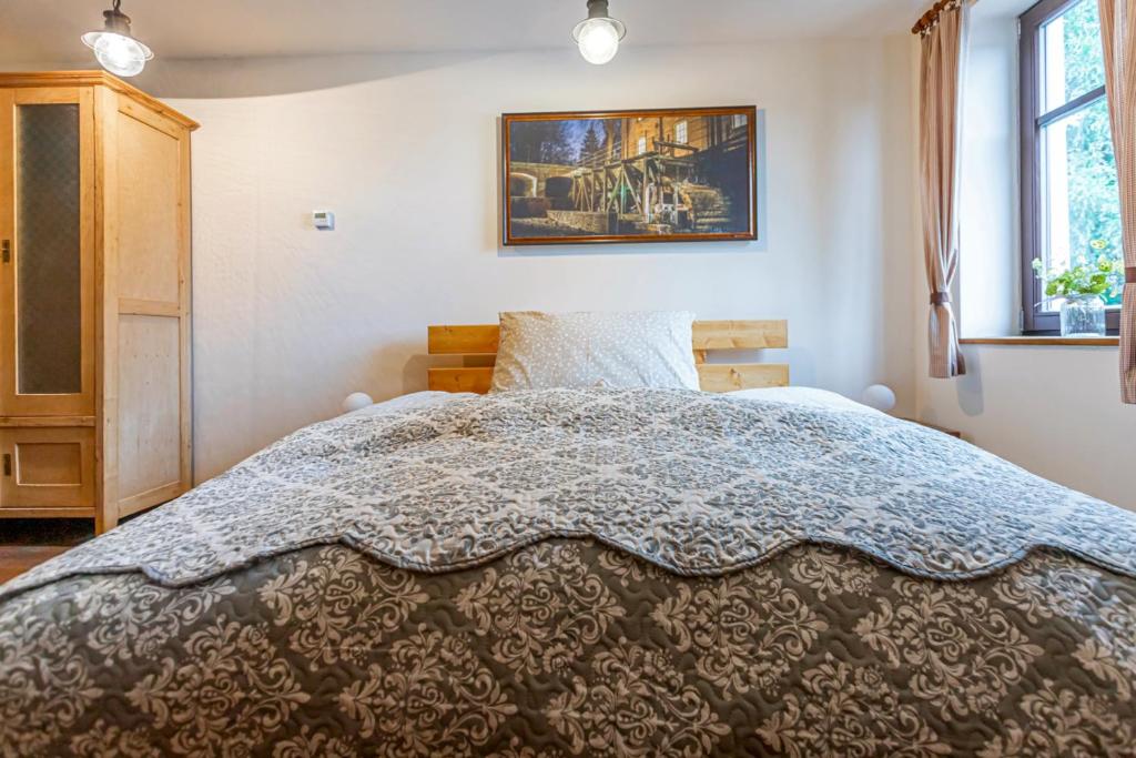 Postel nebo postele na pokoji v ubytování Buškovský mlýn 1580