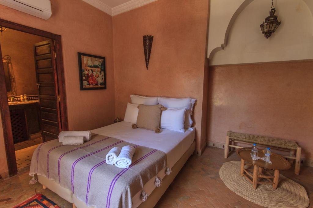 Postel nebo postele na pokoji v ubytování Riad Nabila