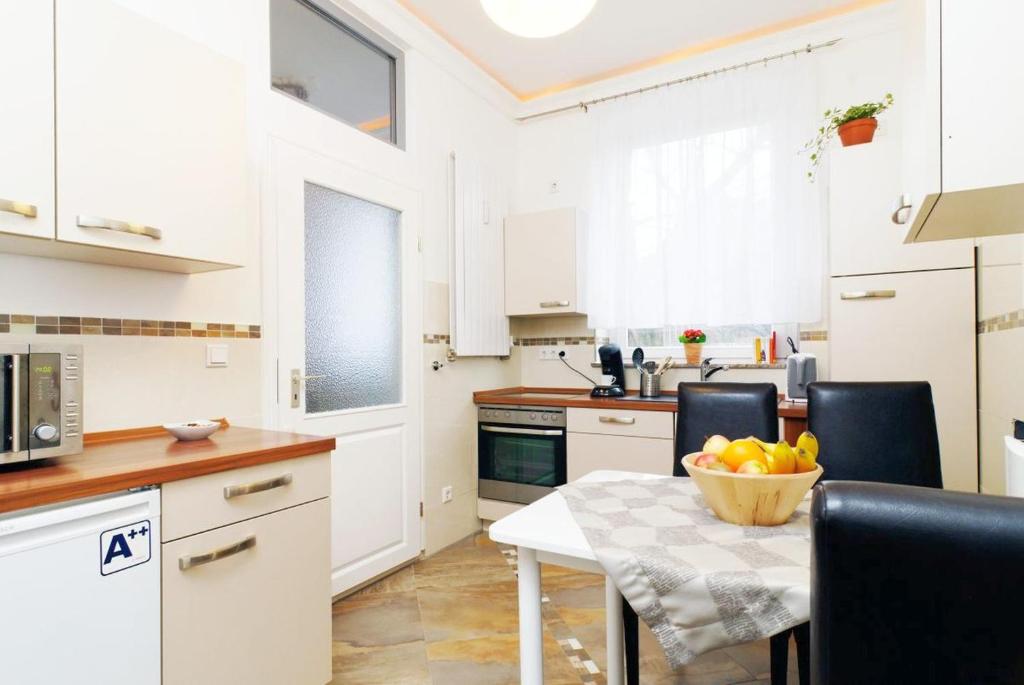 una cocina con una mesa con un bol de fruta. en Neukölln Central Rixdorf en Berlín