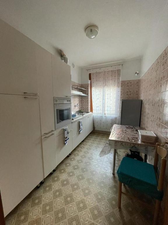 kuchnia z lodówką i stołem w obiekcie Palazzina Rosa w mieście Spormaggiore