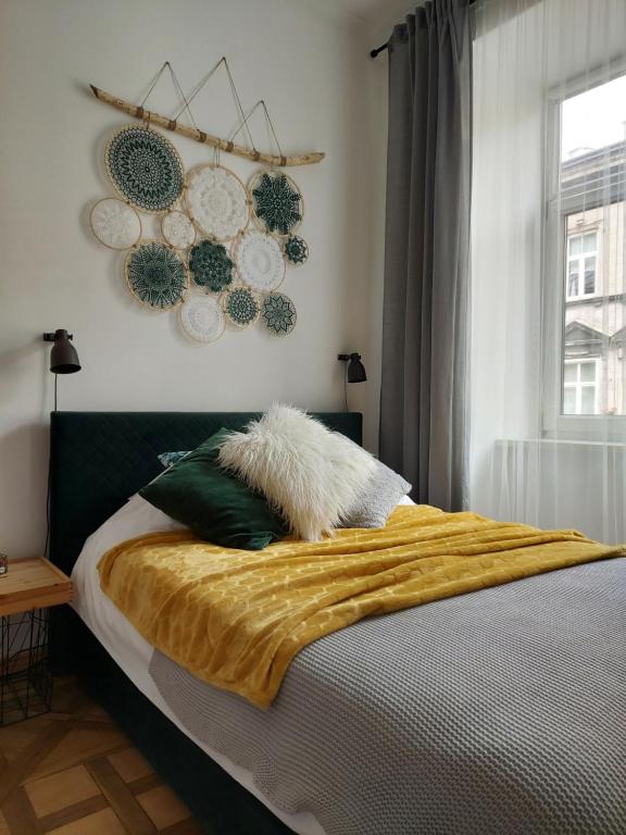 Ένα ή περισσότερα κρεβάτια σε δωμάτιο στο Apartament Łapacz Snów Przemyśl