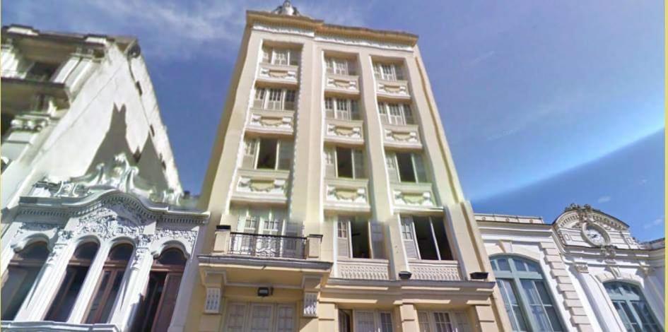 Hotel Belas Artes في ريو دي جانيرو: مبنى طويل مع شرفة فوقه
