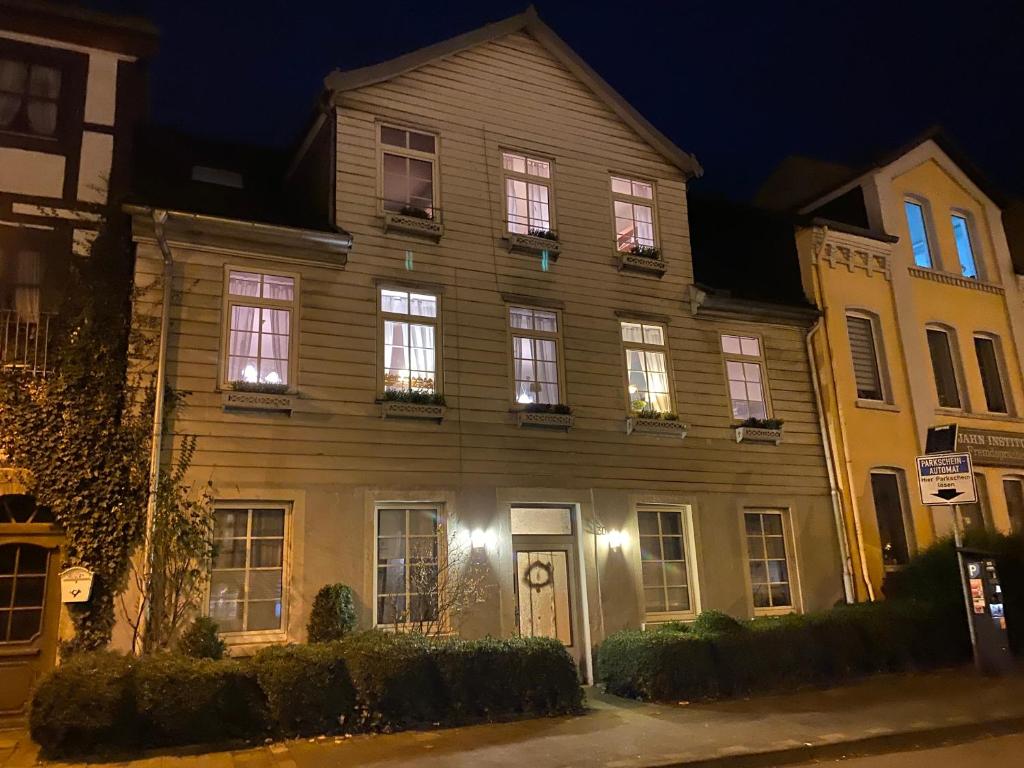 una gran casa de madera por la noche con luces en Altstadt Fereienwohnung Hameln, en Hameln