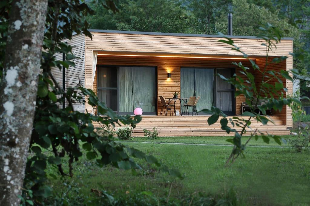domek z bali z werandą i różowym balonem w obiekcie Seehaus Kärnten w mieście Saager