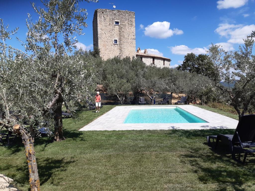 Der Swimmingpool an oder in der Nähe von Castello Di Cisterna