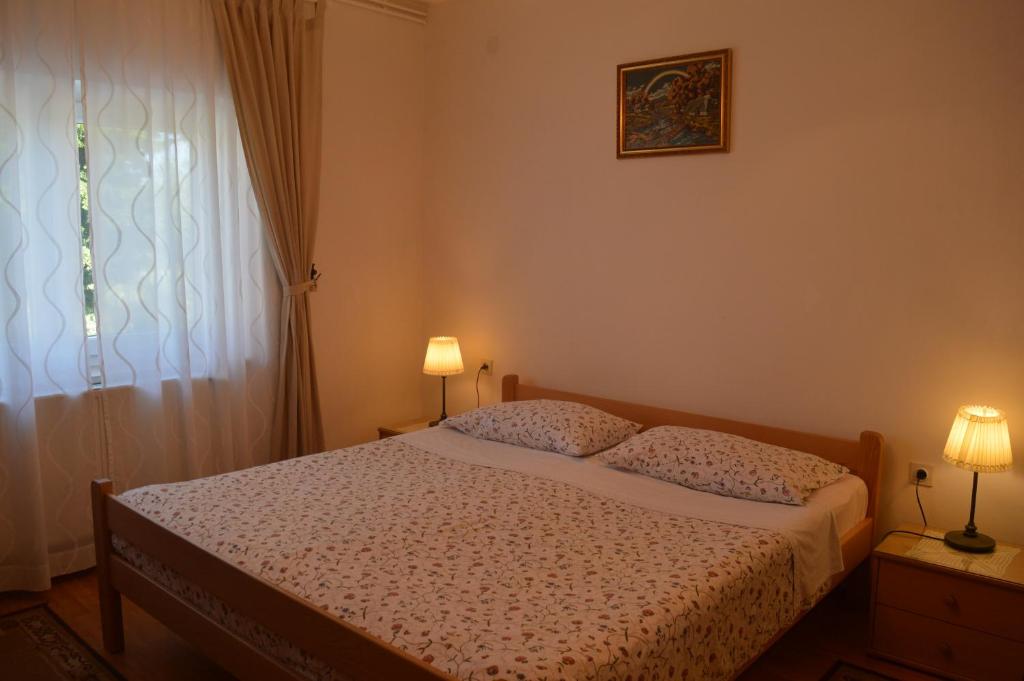 Łóżko lub łóżka w pokoju w obiekcie Rooms & Apartments Kvasić