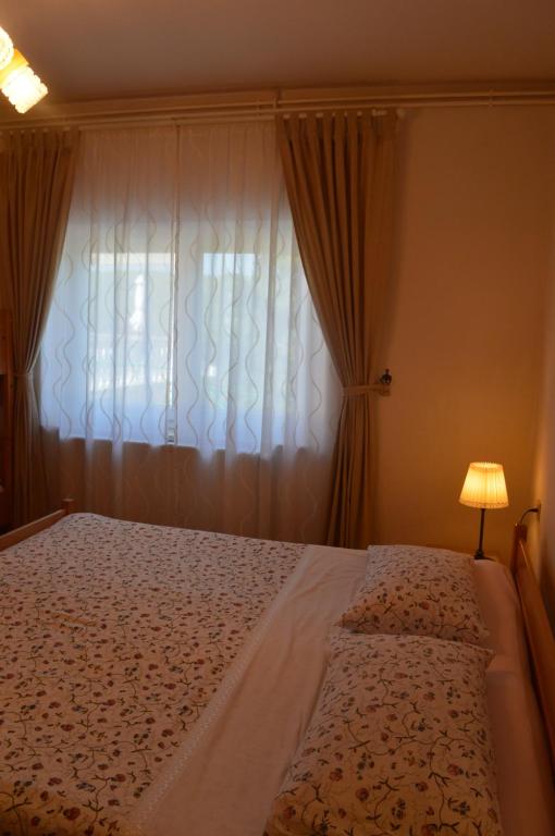 Łóżko lub łóżka w pokoju w obiekcie Rooms & Apartments Kvasić
