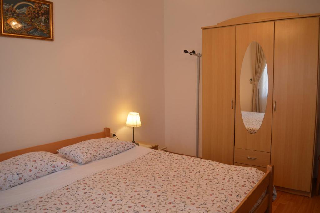 Łóżko lub łóżka w pokoju w obiekcie Rooms & Apartments Kvasić