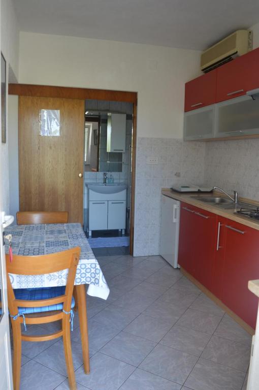 Kuchnia lub aneks kuchenny w obiekcie Rooms & Apartments Kvasić
