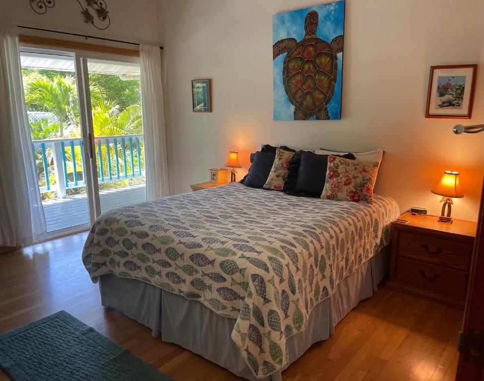 Schlafzimmer mit einem Bett und einem Fenster in der Unterkunft Ala Kai Bed and Breakfast in Keaau