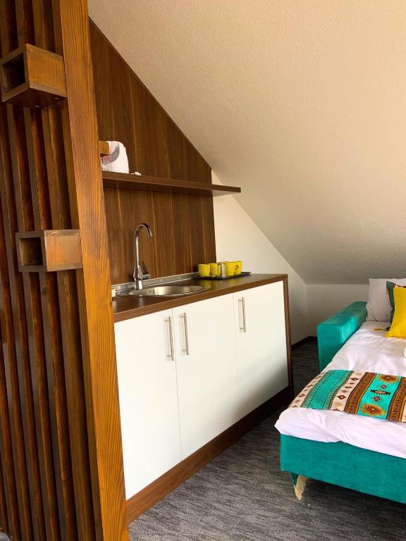 Una cama o camas en una habitación de Apartments HAN Alifakovac-Sarajevo