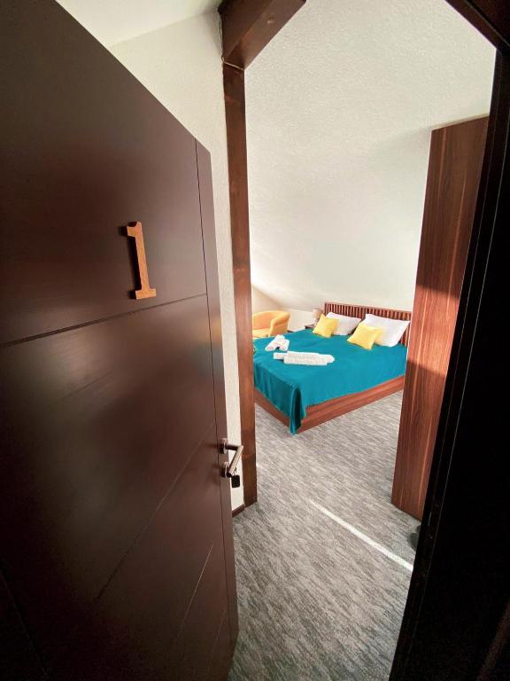 Una cama o camas en una habitación de Apartments HAN Alifakovac-Sarajevo