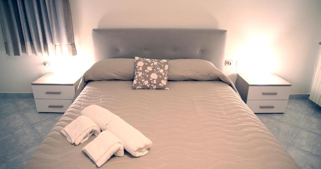 Łóżko lub łóżka w pokoju w obiekcie Rara Domus B&B