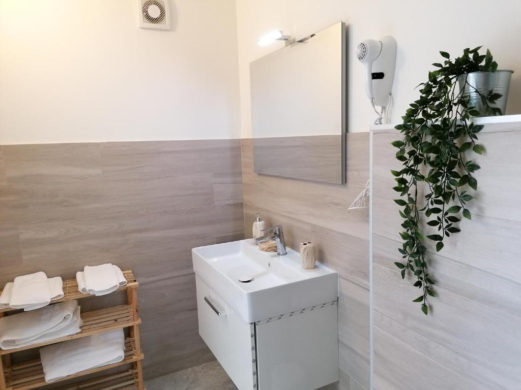 łazienka z białą umywalką i lustrem w obiekcie Rara Domus B&B w mieście Pompeje