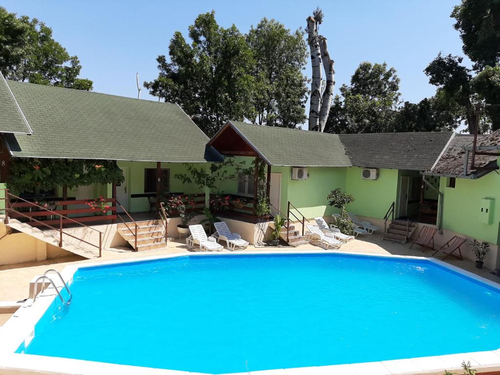 uma grande piscina em frente a uma casa em Pool and Villa Splav Dunavac em Futog