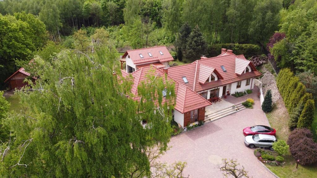 una vista aérea de una casa con un coche aparcado en una entrada en Agroturystyka Podzamcze, en Krzeszowice