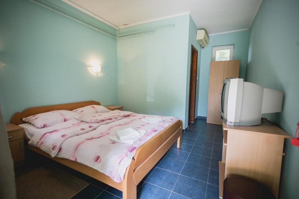 Postel nebo postele na pokoji v ubytování Pool and Villa Splav Dunavac