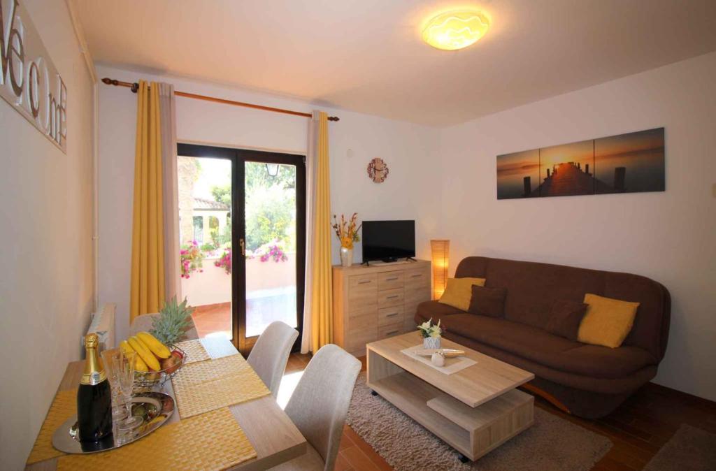 Televízia a/alebo spoločenská miestnosť v ubytovaní Apartment in Porec/Istrien 36860