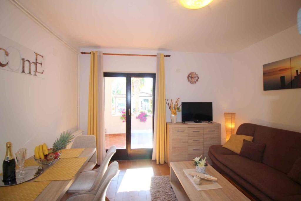 Televízia a/alebo spoločenská miestnosť v ubytovaní Apartment in Porec/Istrien 36860
