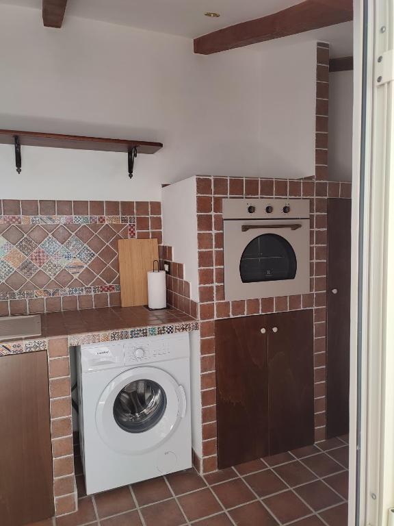 A kitchen or kitchenette at L'OLIVA CONTESA - la BLU