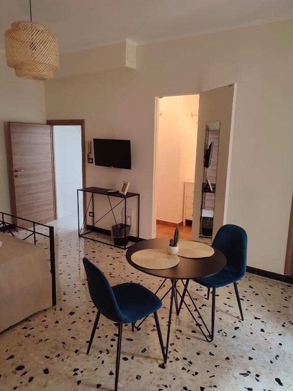 A television and/or entertainment centre at L'OLIVA CONTESA - la BLU