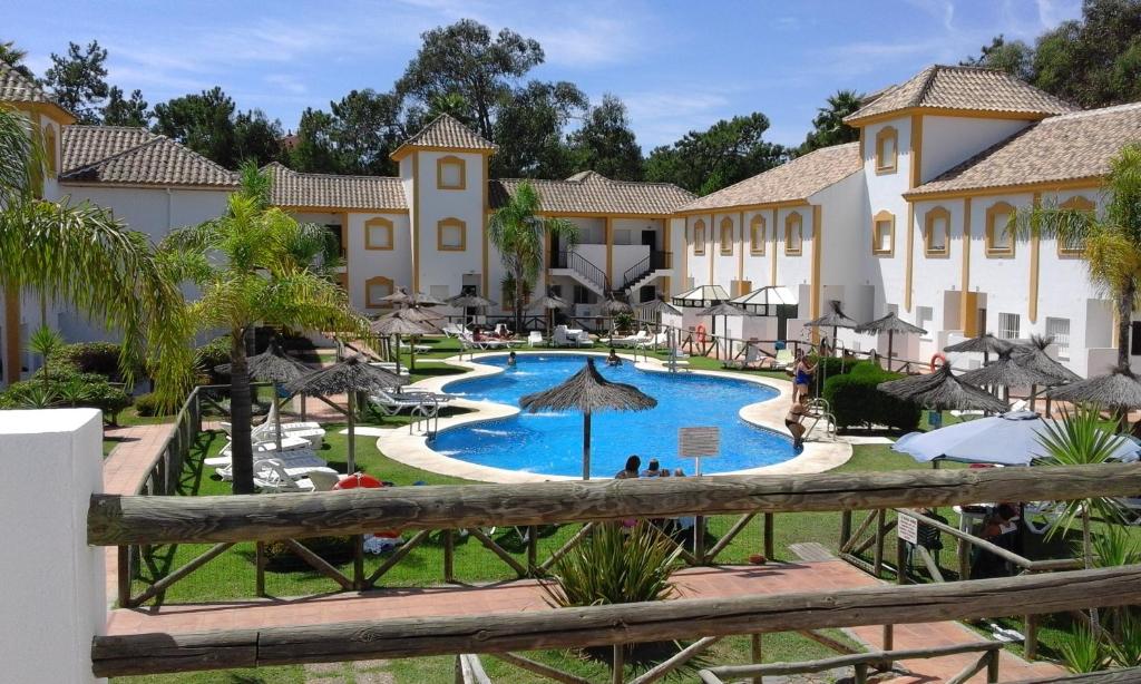 widok na basen w ośrodku w obiekcie Residencial Golf Playa IV w mieście Islantilla
