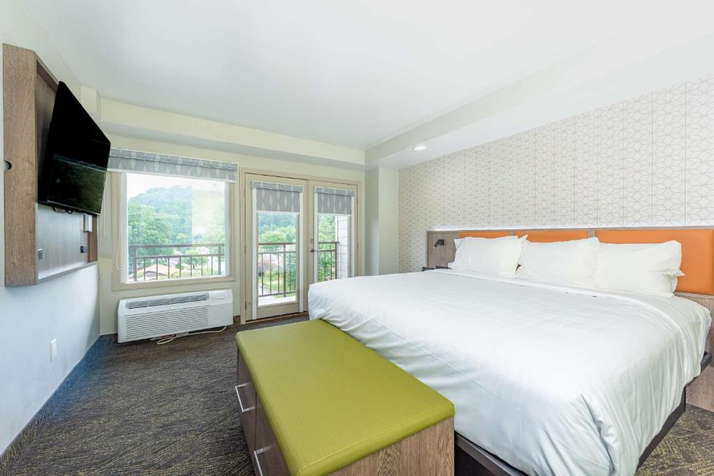 Postel nebo postele na pokoji v ubytování Best Western Plus Apple Valley Lodge Pigeon Forge