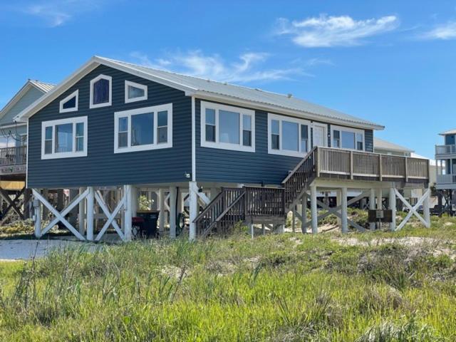 una casa negra con porche y terraza en Dog Friendly Cottage just steps to beach / Outdoor living & dining room / Tons of Amenities / Book Now!, en Gulf Shores