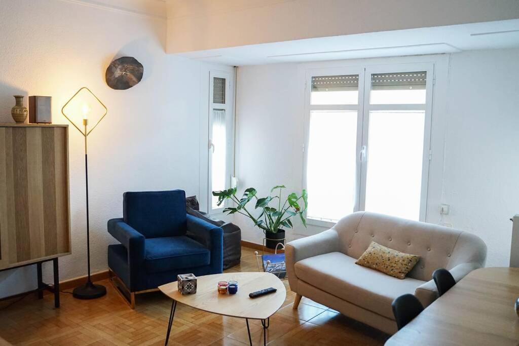 sala de estar con sofá, 2 sillas y mesa en Apartamento Único en Plaza del Pilar en Zaragoza