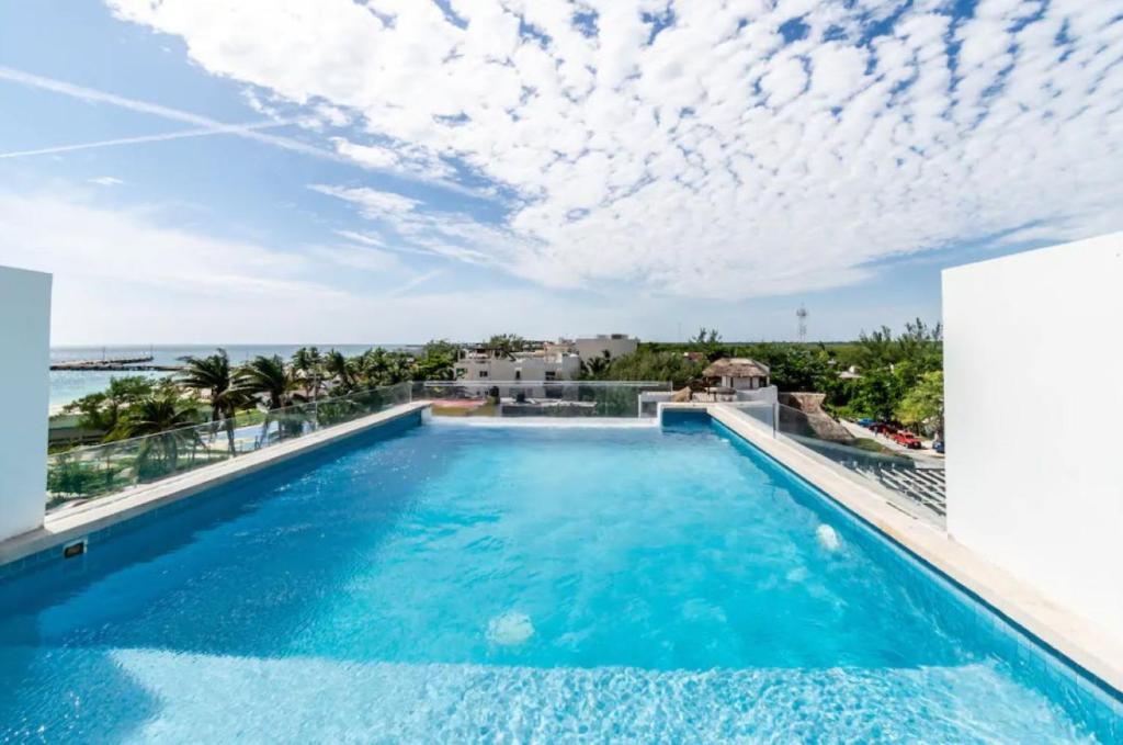 einen großen Pool mit Meerblick in der Unterkunft Ocean Villa in Puerto Morelos