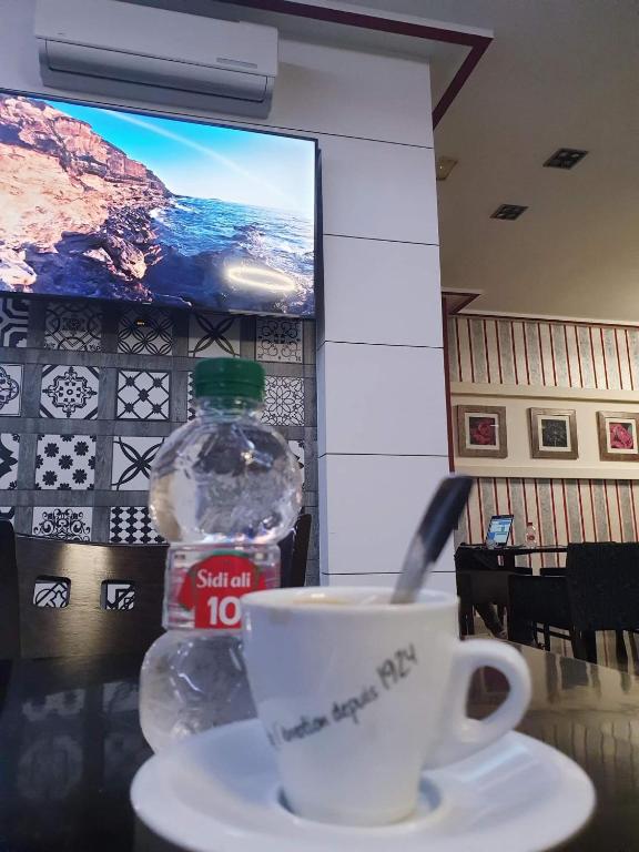 TV a/nebo společenská místnost v ubytování Hotel La Corniche Fnideq