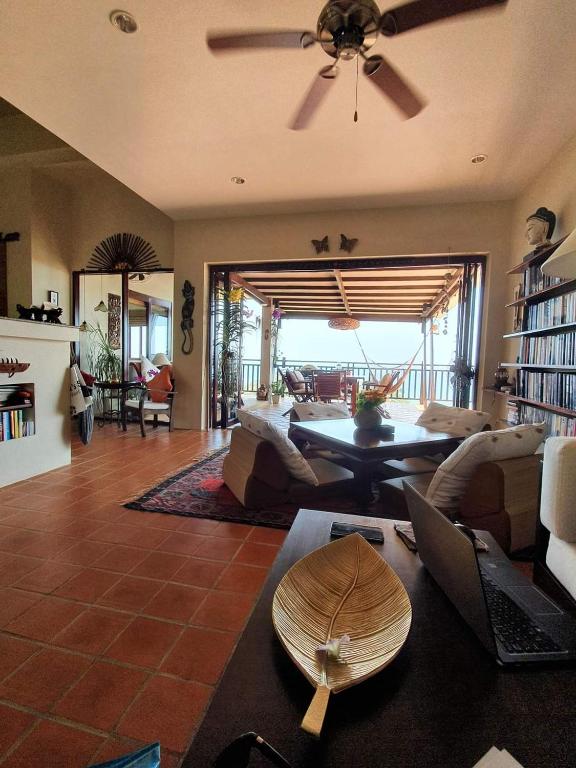 Posezení v ubytování Baan KanTiang See Villas - SHA Extra Plus