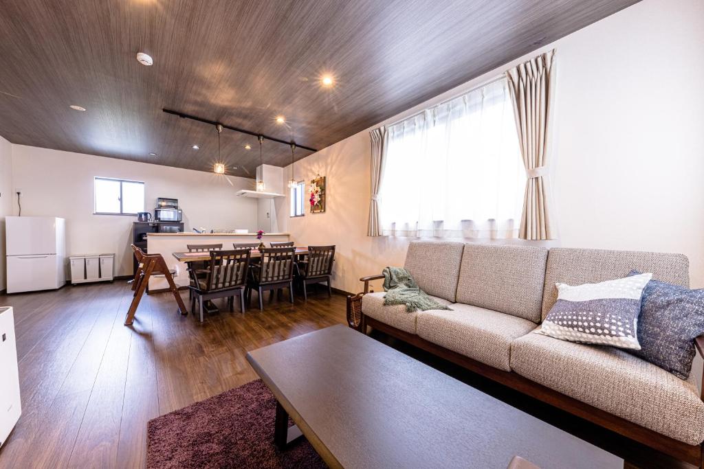 富士河口湖町にあるID STAY6のリビングルーム(ソファ、テーブル付)、キッチンが備わります。