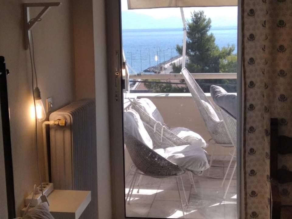 Posedenie v ubytovaní Super view seafront apartment