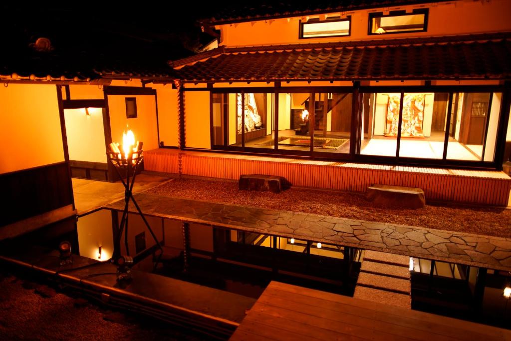 ein nachts beleuchtetes Haus mit einer Kerze davor in der Unterkunft NEOLD Private House in Yoshino