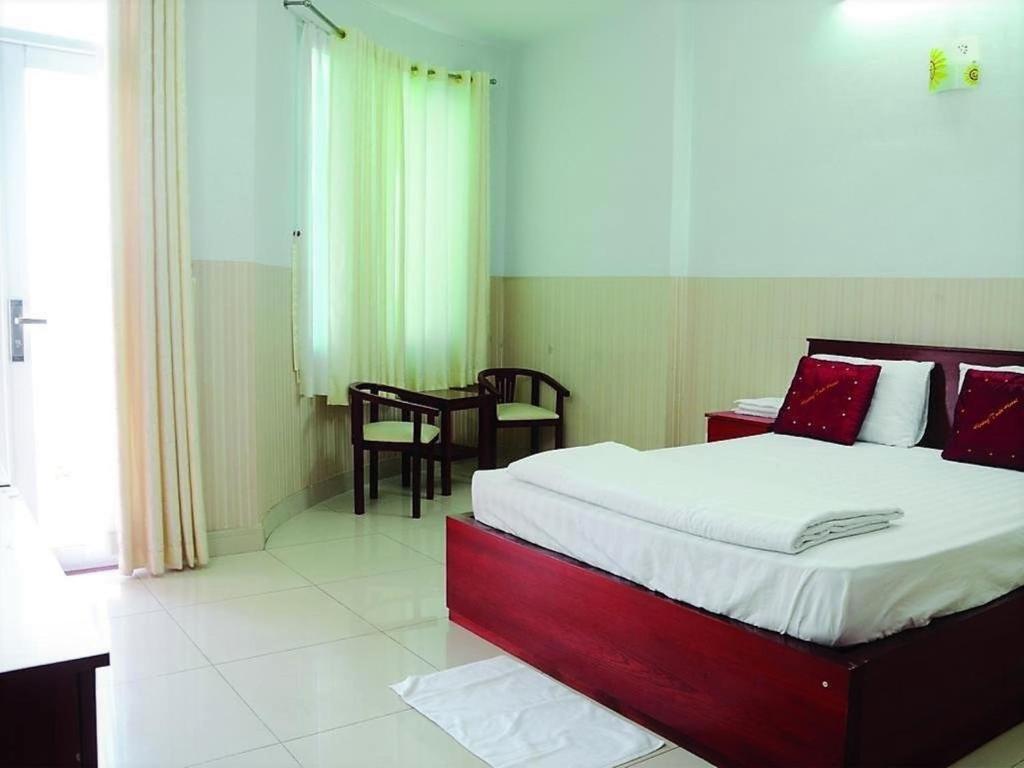 En eller flere senge i et værelse på Hoang Tuan Hotel